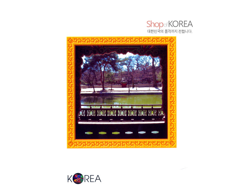[텍스트: Shop of KOREA / 대한민국의 품격까지 전합니다. / KOREA] 황금색 구름무늬 장식 테두리 안으로 전통 누각 난간과 연못, 소나무가 어우러진 한국 궁원 풍경 사진 엽서 디자인