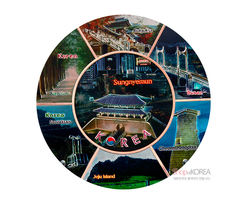 [텍스트: Sungnyemun, Korea, Namsum, Korea Seorakan, Bulguksa, Busan, Cheomseongdae, Jeju island, shopofKOREA 대한민국의 품격까지 전합니다.] 금속 재질 원형 접시에 한국 명소 야경을 컬러 인쇄하고 가장자리에 전통 문양을 둘러 구성한 장식품