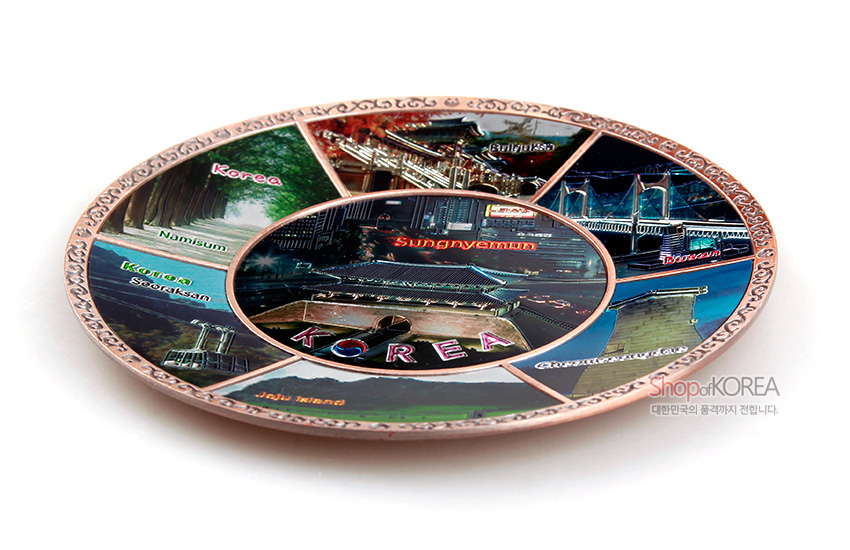 [텍스트: Korea, Namisum, Seoraksan, Sungnyemun, Jeju island] 야경 풍경을 세그먼트로 컬러 인쇄한 주석 원형 장식패와 가장자리를 두른 전통 문양 금속 테두리 장식품