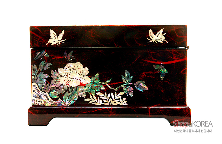 [텍스트: Shop of KOREA 대한민국의 품격까지 전합니다.] 짙은 적색 옻칠 바탕 위 자개 상감으로 목단꽃과 나비, 잎사귀 문양을 정교하게 표현한 직사각형 보석함 디자인