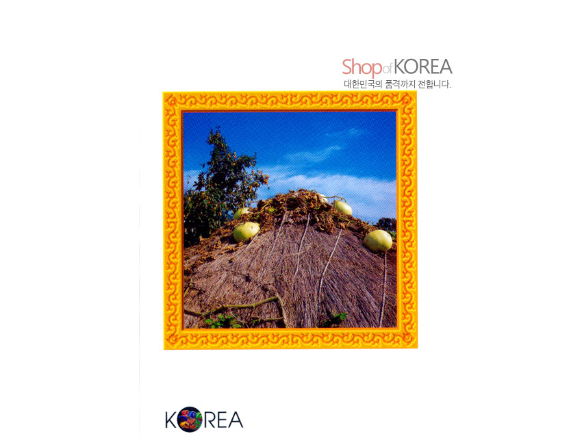[텍스트: Shop of KOREA 대한민국의 품격까지 전합니다. KOREA] 노란 전통 문양 테두리 안에 초가 지붕과 박, 푸른 하늘과 나무가 어우러진 사진 엽서 이미지 표현