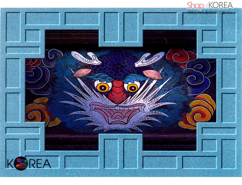 [텍스트: Shop of KOREA, KOREA] 청색 전통 창살 문양 테두리 속 다채로운 단청 기법의 용 문양과 구름무늬를 담은 한국 전통 풍경 엽서 이미지설명