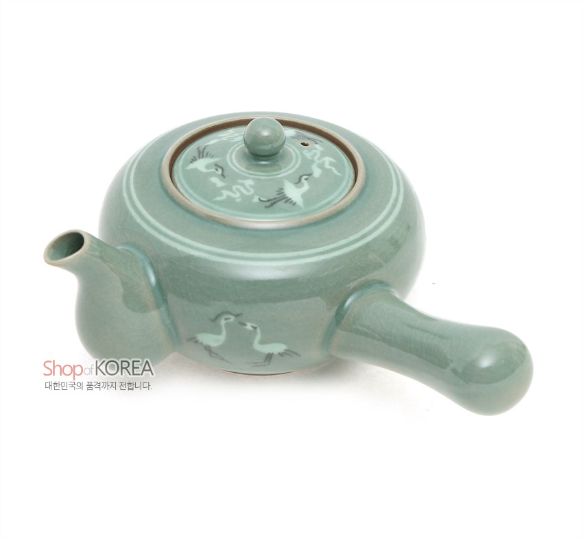 [텍스트: Shop of KOREA 대한민국의 품격까지 전합니다.] 비취색 청자 재질에 구름과 학 상감 문양을 넣은 측손잡이 다관 디자인