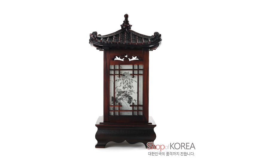 [텍스트: Shop of KOREA 대한민국의 품격까지 전합니다.] 짙은 목재 기와 지붕과 받침, 창살 구조 안 흑백 국화 수묵화 한지, 상단 박쥐형 투각 장식 좌등 형태의 전통 조명 소품