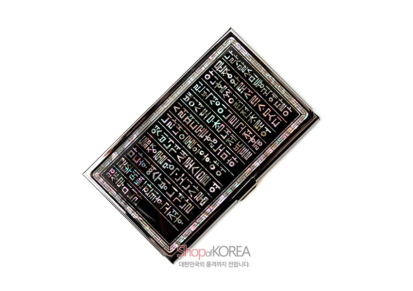 [텍스트: Shop of KOREA, 대한민국의 품격까지 전합니다.] 자개 상감 기법으로 훈민정음 글귀를 표현한 금속 명함집, 흑색 바탕과 오팔색 자개의 오묘한 광택 대비가 돋보이는 직사각형 디자인