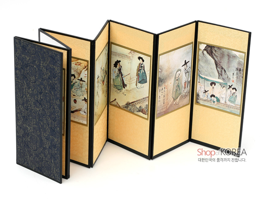 [텍스트: Shop of KOREA 대한민국의 품격까지 전합니다.] 실크 재질의 8폭 미니 병풍, 연한 금색 바탕 위 신윤복 풍속화 패널과 검은 테두리 배색, 청색 전통문양 표지로 구성된 인테리어 전통 소품