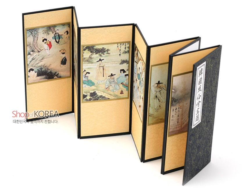 [텍스트: Shop of KOREA / 대한민국 구석구석까지 전합니다. / 韓國風俗念古圖] 실크 느낌 금빛 배경에 신윤복 풍속화와 한자 서예가 인쇄된 8폭 미니 병풍, 흑색 테두리와 전통 문양 표지 조화 장식품