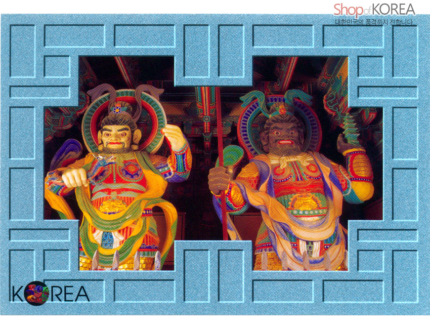 [텍스트: Shop of KOREA, 대한민국의 품질까지 전합니다, KOREA] 연푸른 전통 창살 문양 테두리 안에 다채로운 단청색으로 장식된 사찰 사천왕상 조각상이 배치된 엽서 디자인