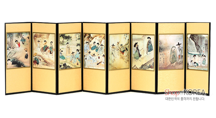 [텍스트: ShopKOREA 대한민국의 품격까지 전합니다.] 실크 재질 황금색 바탕과 흑색 테두리에 신윤복 풍속화 8폭 장식, 섬세한 인물 묘사와 전통 채색이 돋보이는 미니 병풍 디자인