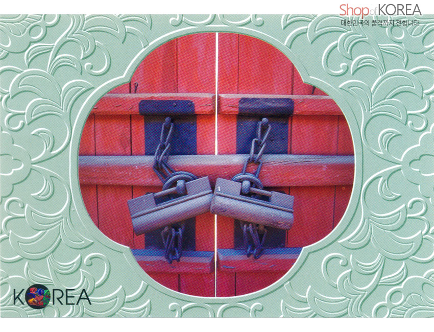[텍스트: Shop of KOREA, 대한민국의 품격까지 전달합니다, KOREA] 연녹색 전통 운문 양각 테두리와 붉은 목재 대문, 쇠사슬로 잠긴 자물쇠를 담은 사진 엽서 디자인