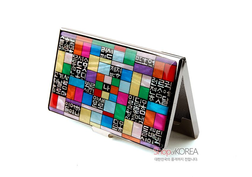 [텍스트: ShopofKOREA 대한민국의 품격까지 전합니다.] 금속 바탕 위 다채로운 색상의 조각보 패턴과 자개 느낌의 광택, 흑색 바탕 위 백색 한글 훈민정음 음각 문양 장식 명함집 디자인