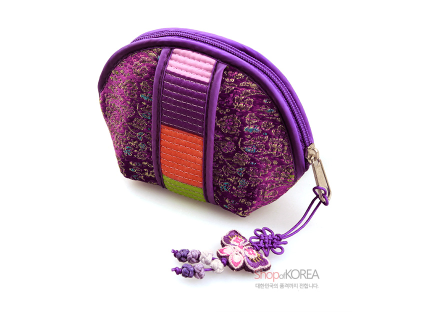 [텍스트: shopofKOREA 대한민국의 품격까지 전합니다] 자색 누비 비단에 금색 꽃문양 직조, 전면 색동 누비띠 장식과 나비 모양 매듭 술 디테일의 동전지갑 디자인