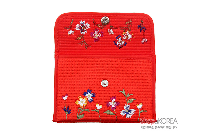 [텍스트: ShopofKOREA 대한민국의 품격까지 전합니다.] 선명한 적색 누비 천에 다채로운 색실로 꽃과 잎을 섬세하게 자수한 똑딱이 금속 단추 동전지갑 이미지 설명