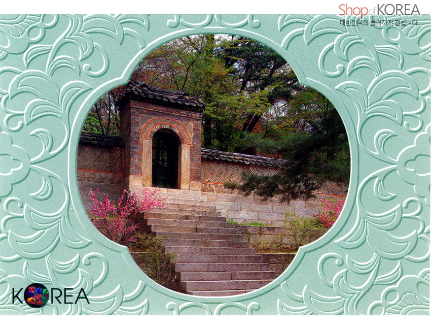 [텍스트: Shop of KOREA] 연두색 양각 구름문양 테두리 속 돌계단과 기와담장, 홍예문이 어우러진 한국 전통 건축 풍경 엽서 이미지 설명