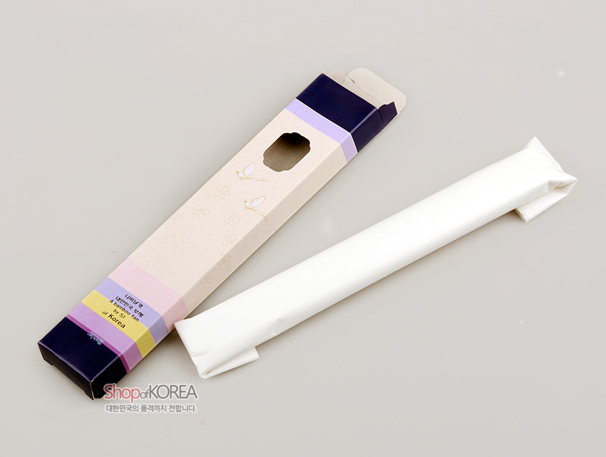 [텍스트: Shop of KOREA / 대한민국의 품격까지 전달합니다.] 남색과 파스텔 색상 띠가 둘러진 종이 패키지와 흰 포장지에 싸인 전통 부채용 포장 상태 이미지