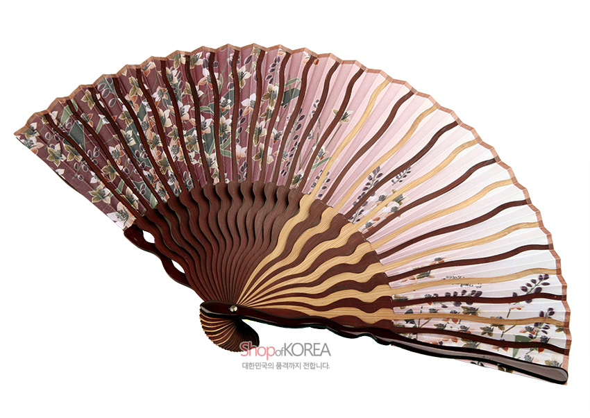 [텍스트: shopofKOREA 대한민국의 품격까지 전합니다.] 갈색 나무살과 실크 재질 면에 분홍·갈색 그라데이션과 물결무늬, 섬세한 꽃과 잎 문양이 조화된 전통 접이식 부채 디자인