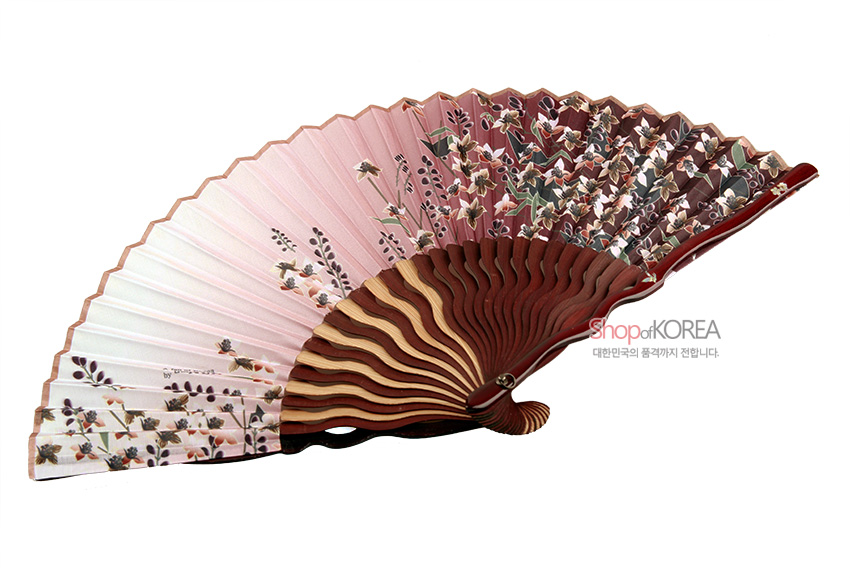 [텍스트: Shop of KOREA, 대한민국의 품격까지 전합니다.] 갈색 나무살 위 분홍·갈색 그라데이션 실크 면에 섬세한 꽃과 잎사귀 문양이 인쇄된 물결무늬 전통 접선 디자인