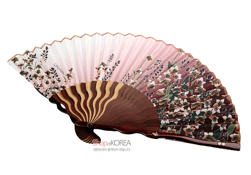 [텍스트: shopofKOREA 대한민국의 품격까지 전합니다.] 갈색 나무살 위 분홍·아이보리·와인빛 그라데이션 비단 면에 섬세한 꽃과 잎사귀 문양이 인쇄된 물결형 전통 접선 디자인