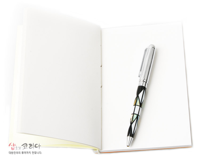 [텍스트: 샵오브코리아 대한민국의 품격까지 전합니다.] 무지 한지 느낌 크림색 내지의 중철 제본 노트와 흑색·은색 대비 자개 상감 기법 무늬가 가미된 금속 볼펜 구성 이미지 설명