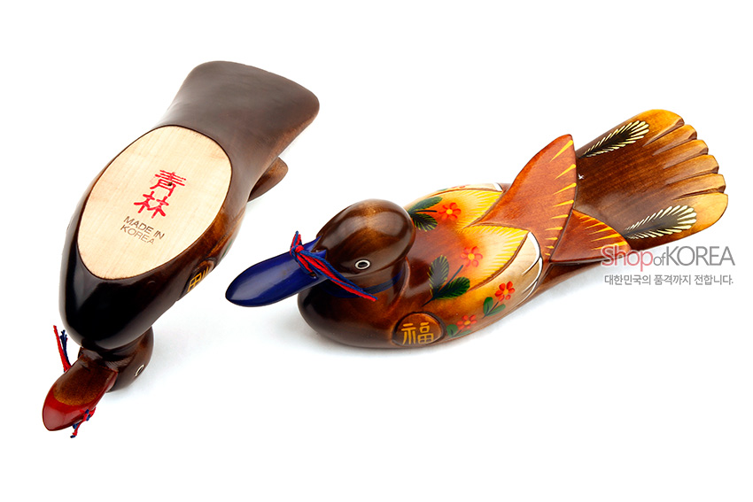 [텍스트: 청림, MADE IN KOREA, 福, shopofKOREA 대한민국의 품격까지 전합니다.] 꽃과 복 문자 채색, 붉은·청색 끈 장식이 있는 나무 재질 원앙 한 쌍 목각 장식