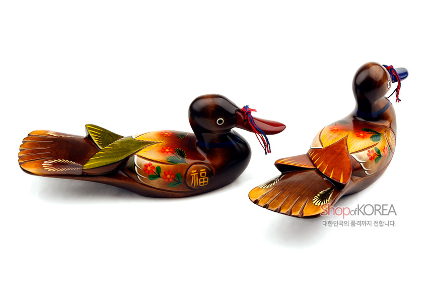 [텍스트: 福, Shop of KOREA, 대한민국의 품격까지 전합니다.] 나무 재질 원앙 한 쌍에 붉은·노랑·초록 채색과 꽃·대나무·복자 문양, 청홍색 술 장식이 어우러진 목각 장식