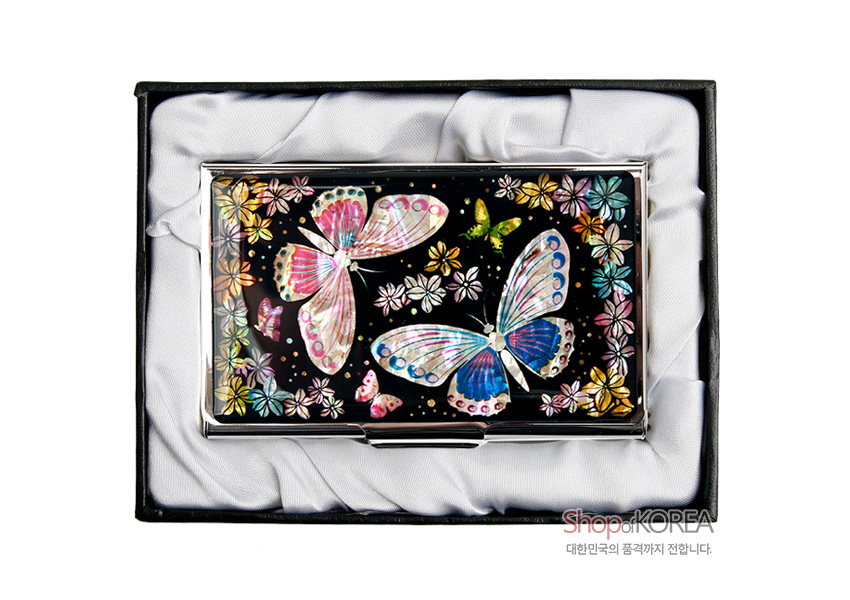 [텍스트: Shop of KOREA, 대한민국의 품격까지 전합니다.] 흑색 바탕 금속 케이스 위 자개 상감 기법으로 표현된 다채로운 나비와 꽃문양 디자인