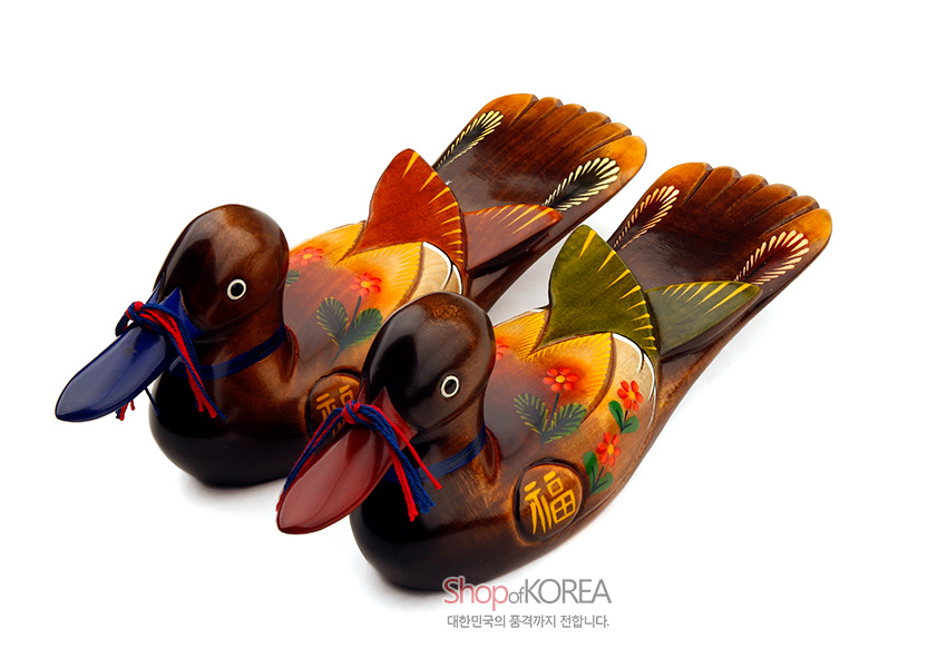 [텍스트: 福] 나무 재질에 꽃과 복자 문양을 채색한 원앙 한 쌍 목각 장식, 붉은·청색 매듭 끈과 다채로운 날개 색상이 돋보이는 디자인