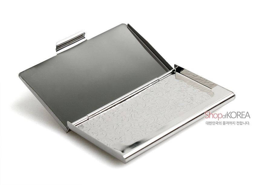 [텍스트: Shop of KOREA 대한민국의 품격까지 전합니다.] 금속 재질의 광택 나는 명함케이스 내부, 은은한 나선형 식물 문양이 음각으로 새겨진 디자인