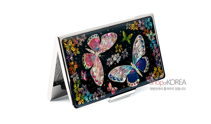 [텍스트: ShopofKOREA 대한민국의 품격까지 전합니다.] 흑색 바탕 위 천연 자개 상감 기법으로 표현된 다채로운 나비와 꽃문양이 돋보이는 금속 명함케이스 디자인