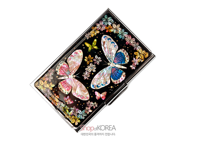 [텍스트: Shop of KOREA 대한민국의 품격까지 전합니다] 흑색 바탕 위 금속 명함케이스에 자개 상감 기법으로 표현된 오색나비와 꽃문양 장식 이미지