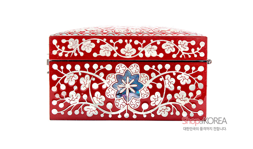 [텍스트: Shop of KOREA, 대한민국의 품격까지 전합니다.] 붉은 옻칠 바탕 위 자개 상감으로 당초무늬와 꽃문양을 촘촘히 수놓은 직사각 나전 정보석함 모습