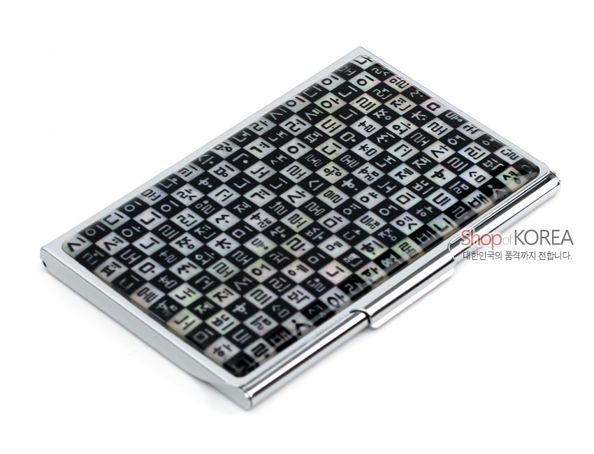 [텍스트: Shop of KOREA / 대한민국의 품격까지 전합니다.] 자개 상감 기법으로 훈민정음 한글 자모를 촘촘히 배열한 블랙 톤 금속 명함케이스 디자인