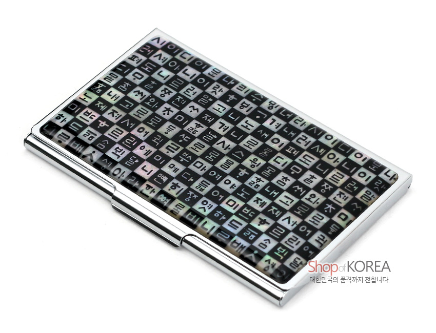 [텍스트: Shop of KOREA 대한민국의 품격까지 전합니다.] 자개 상감 기법으로 훈민정음 한글 자모를 촘촘히 배치한 블랙 톤 금속 명함케이스 디자인