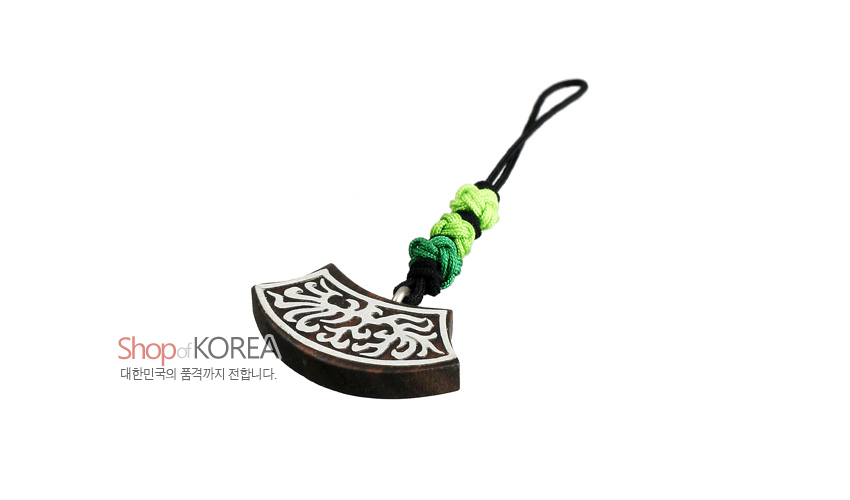 [텍스트: Shop of KOREA 대한민국의 품격까지 전합니다.] 흑단 부채 모양 장식에 흰색 음각 구름 문양을 넣고 연두·초록 전통 매듭 끈을 더한 핸드폰고리 형식 열쇠고리