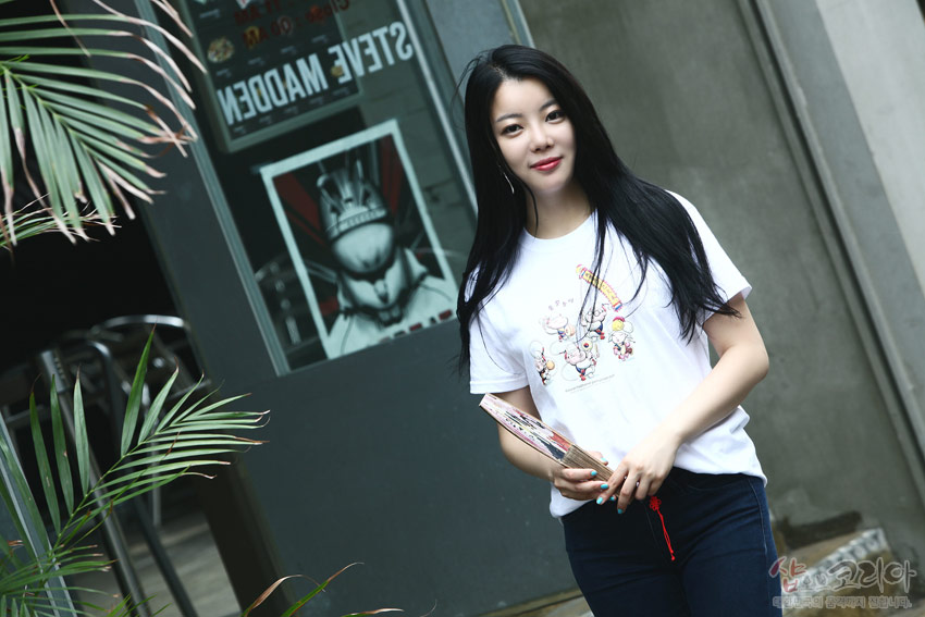 [텍스트: STEVE MADGEN] 흰색 순면 반팔에 다색 3D 입체발포 기법으로 표현된 풍물놀이 장단 전통무늬가 있는 캐주얼 티셔츠 연출 모습