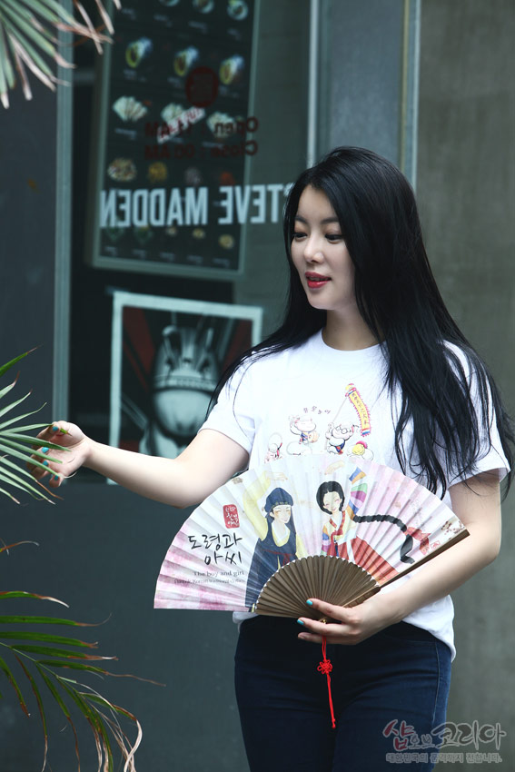 [텍스트: 도령과 아씨] 풍물놀이 캐릭터가 다색 3D 입체발포 기법으로 인쇄된 흰색 순면 반팔 티셔츠 연출 이미지