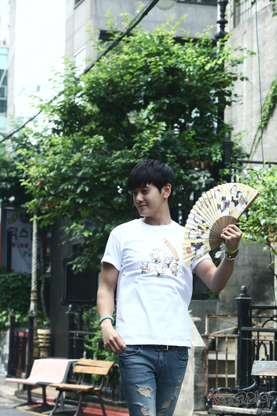 [텍스트: 샵오브코리아] 흰색 순면 반팔에 풍물놀이 장단 연주 인물과 악기를 다색 3D 입체발포 기법으로 표현한 캐릭터 문양 티셔츠 이미지