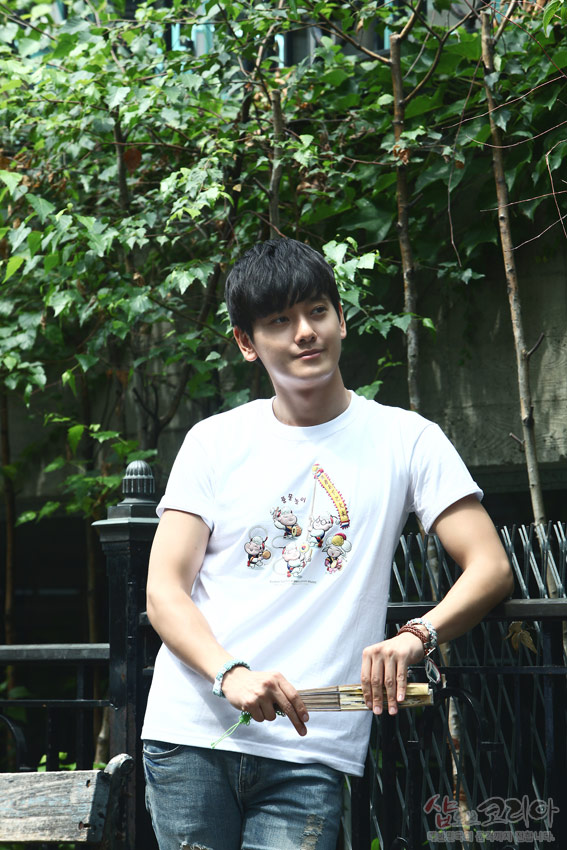 [텍스트: 풍물놀이] 흰색 순면 티셔츠 위 풍물놀이 장단을 그린 다색 3D 입체발포 프린트와 캐릭터 문양이 돋보이는 디자인