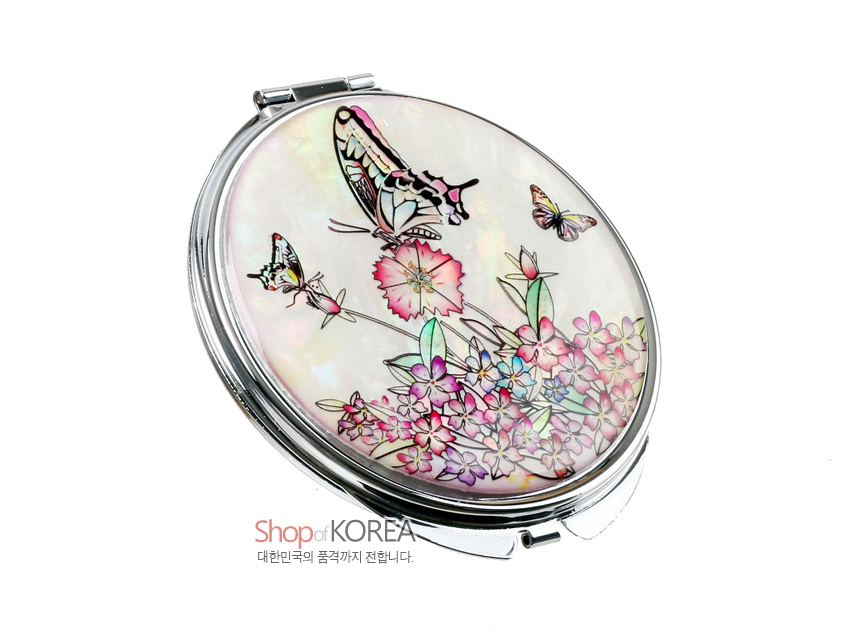 [텍스트: Shop of KOREA 대한민국의 품격까지 전합니다.] 흰 자개 바탕 위에 상감 기법으로 표현한 흰호랑나비와 꽃무늬, 오팔빛 색채가 어우러진 금속 손거울 디자인