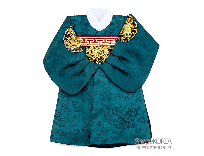 [텍스트: Shop of KOREA 대한민국의 품격까지 전합니다.] 청록색 비단에 운룡·당초·꽃문 양각 직조, 가슴 부분 금색 용 자수와 전통 기하학 무늬 장식의 한복형 와인 커버 디자인