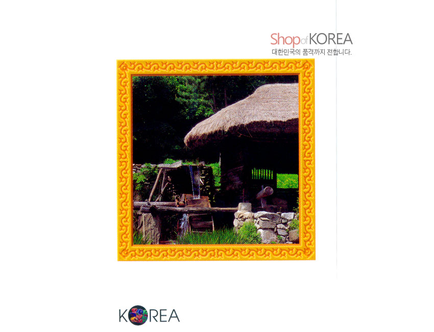 [텍스트: Shop of KOREA 대한민국의 품격까지 전합니다. KOREA] 노란 전통 문양 테두리 안 초가집과 우물, 돌담, 녹음 짙은 숲 풍경이 담긴 사진엽서 디자인