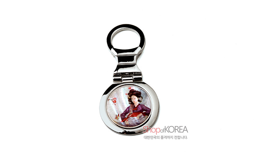 [텍스트: Shop of KOREA 대한민국의 품격까지 전합니다.] 금속 재질 원형 손거울 뒷면에 자개 바탕, 자색 한복의 황진이 인물화와 나비 문양이 은은한 광택으로 표현된 디자인