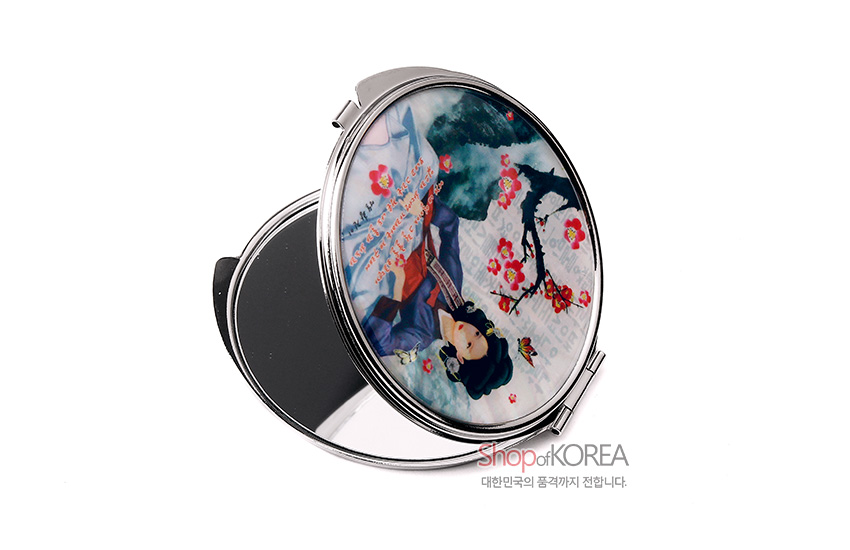 [텍스트: Shop of KOREA 대한민국의 품격까지 전합니다.] 금속 재질 원형 손거울, 옻칠된 자개 바탕 위 한복 입은 황진이 인물화와 붉은 매화, 청록색 산수 배경이 조화된 화려한 채색 문양 디자인