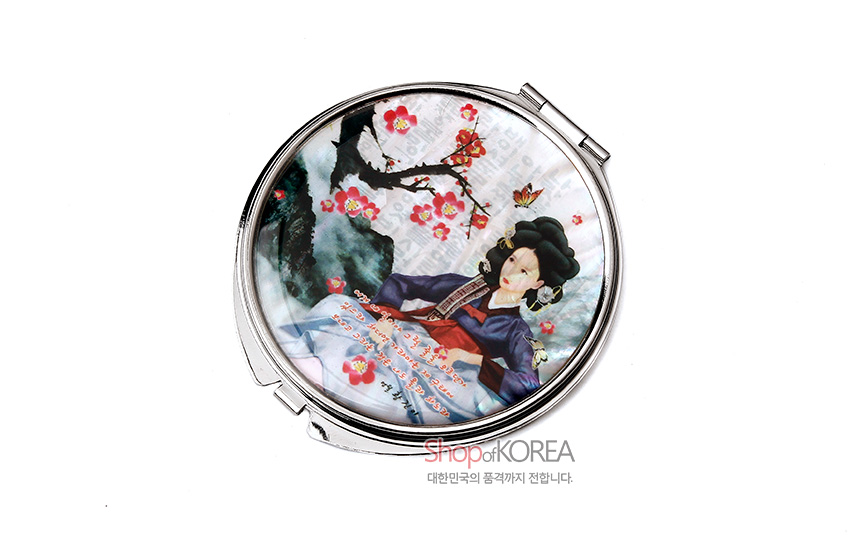 [텍스트: Shop of KOREA 대한민국의 품격까지 전합니다.] 자개 바탕 위에 옻칠 처리된 금속 손거울, 화려한 채색의 황진이 인물화와 매화, 나비 문양이 어우러진 원형 디자인