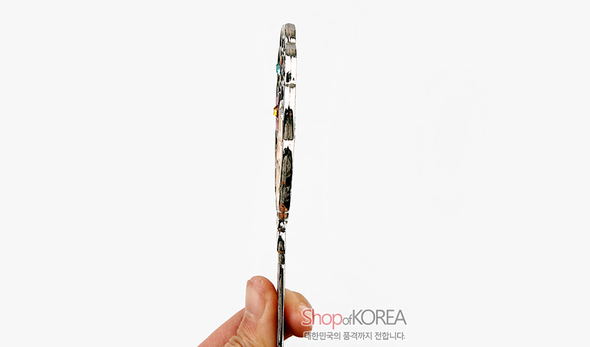 [텍스트: Shop of KOREA 대한민국의 품격까지 전합니다.] 금속 재질 손거울 측면 두께와 은은한 채색 문양, 슬림한 형태가 드러나는 이미지 설명