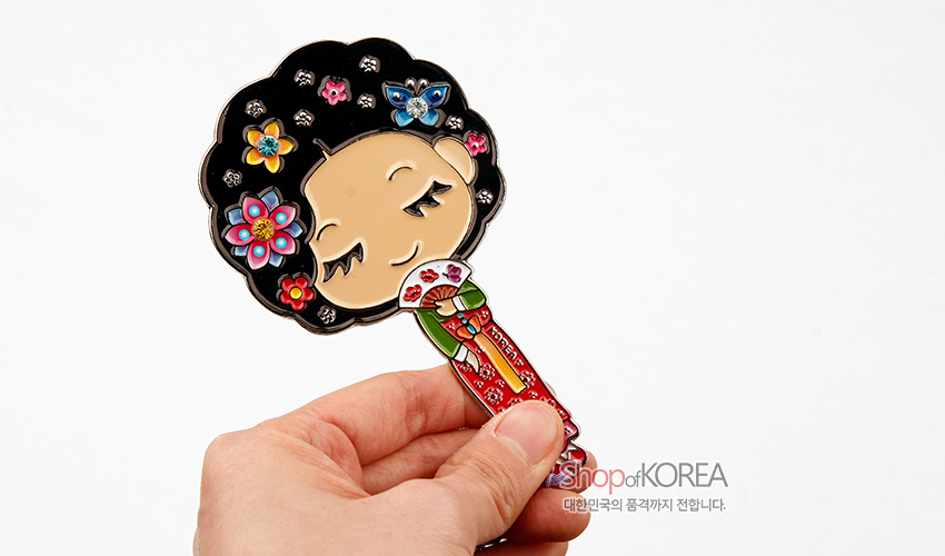 [텍스트: ShopofKOREA] 금속 재질 위 채색 기법으로 표현한 황진이 캐릭터와 꽃·나비 문양, 붉은색과 초록색 한복 채색 장식이 돋보이는 손거울 이미지 설명