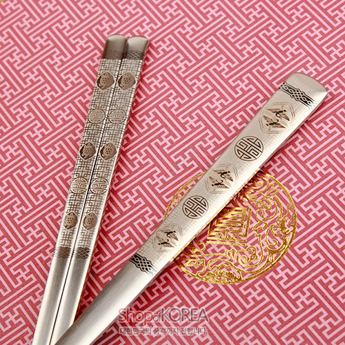 [텍스트: ShopofKOREA, 전통문화상품의 중심지샵코리아] 은빛 금속 재질에 십장생과 수복문 음각 문양이 정교하게 새겨진 전통 수저와 젓가락 2p 세트 이미지