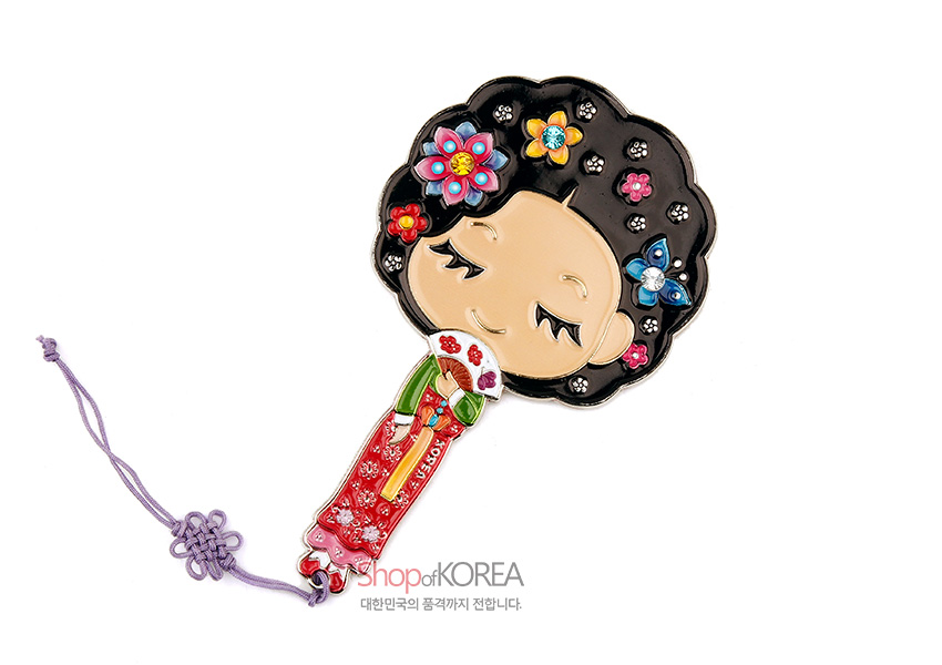[텍스트: KOREA] 금속 재질 위 채색 기법으로 표현한 황진이 캐릭터 손거울, 알록달록한 꽃 장식과 붉은 한복 문양, 보라색 전통 매듭 끈 장식 특징