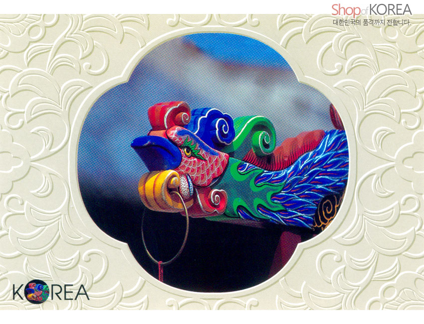 [텍스트: Shop of KOREA, 대한민국의 품격까지 전합니다., KOREA] 연백색 양각 구름문양 테두리 속 다채로운 단청 색채의 용 머리 장식과 금속 고리가 어우러진 전통 건축물 장식 엽서 이미지