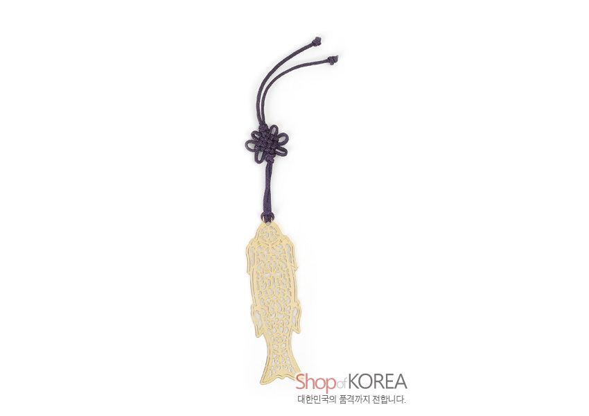 [텍스트: Shop of KOREA / 대한민국의 품격까지 전합니다.] 금장 금속 재질에 섬세한 물고기 투각 문양과 진한 보라색 전통 매듭 장식이 어우러진 책갈피 디자인